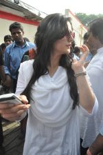 Zarine Khan at Dara Singh funeral in Mumbai on 12th July 2012 (3).JPG